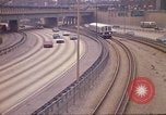 Image de routes à circulation dense Chicago Illinois USA, 1970, de la seconde 57 séquences d'archives historiques vidéo 65675036752