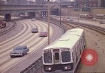 Image de routes à circulation dense Chicago Illinois USA, 1970, de la seconde 61 séquences d'archives historiques vidéo 65675036752