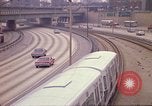 Image de routes à circulation dense Chicago Illinois USA, 1970, de la seconde 62 séquences d'archives historiques vidéo 65675036752