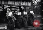 Image archers pratiquant Japon, 1900, de la seconde 18 séquences d'archives historiques vidéo 65675036781