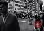 Image Les gens dans les rues de Chicago en 1960 Chicago Illinois USA, 1965, de la seconde 9 séquences d'archives historiques vidéo 65675036783