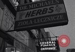 Immagine di Quartieri etnici di Chicago a metà degli anni sessanta Chicago Illinois USA, 1965, secondo 27 filmato di repertorio 65675036784