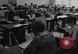 Immagine di Cancellieri processo cliente ordini telefonici in un grande ufficio di Chicago Chicago Illinois USA, 1965, secondo 3 filmato di repertorio 65675036792
