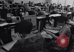 Immagine di Cancellieri processo cliente ordini telefonici in un grande ufficio di Chicago Chicago Illinois USA, 1965, secondo 4 filmato di repertorio 65675036792