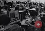 Immagine di Cancellieri processo cliente ordini telefonici in un grande ufficio di Chicago Chicago Illinois USA, 1965, secondo 5 filmato di repertorio 65675036792
