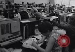 Immagine di Cancellieri processo cliente ordini telefonici in un grande ufficio di Chicago Chicago Illinois USA, 1965, secondo 6 filmato di repertorio 65675036792