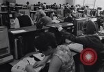 Immagine di Cancellieri processo cliente ordini telefonici in un grande ufficio di Chicago Chicago Illinois USA, 1965, secondo 7 filmato di repertorio 65675036792