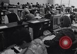 Immagine di Cancellieri processo cliente ordini telefonici in un grande ufficio di Chicago Chicago Illinois USA, 1965, secondo 8 filmato di repertorio 65675036792
