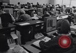 Immagine di Cancellieri processo cliente ordini telefonici in un grande ufficio di Chicago Chicago Illinois USA, 1965, secondo 9 filmato di repertorio 65675036792