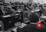 Immagine di Cancellieri processo cliente ordini telefonici in un grande ufficio di Chicago Chicago Illinois USA, 1965, secondo 10 filmato di repertorio 65675036792