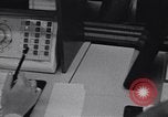 Immagine di Cancellieri processo cliente ordini telefonici in un grande ufficio di Chicago Chicago Illinois USA, 1965, secondo 11 filmato di repertorio 65675036792