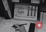 Immagine di Cancellieri processo cliente ordini telefonici in un grande ufficio di Chicago Chicago Illinois USA, 1965, secondo 12 filmato di repertorio 65675036792