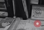 Immagine di Cancellieri processo cliente ordini telefonici in un grande ufficio di Chicago Chicago Illinois USA, 1965, secondo 13 filmato di repertorio 65675036792