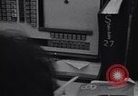 Immagine di Cancellieri processo cliente ordini telefonici in un grande ufficio di Chicago Chicago Illinois USA, 1965, secondo 14 filmato di repertorio 65675036792