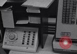 Immagine di Cancellieri processo cliente ordini telefonici in un grande ufficio di Chicago Chicago Illinois USA, 1965, secondo 16 filmato di repertorio 65675036792