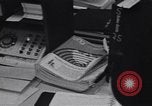 Immagine di Cancellieri processo cliente ordini telefonici in un grande ufficio di Chicago Chicago Illinois USA, 1965, secondo 18 filmato di repertorio 65675036792