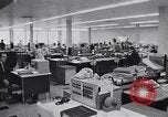 Immagine di Cancellieri processo cliente ordini telefonici in un grande ufficio di Chicago Chicago Illinois USA, 1965, secondo 19 filmato di repertorio 65675036792