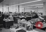Immagine di Cancellieri processo cliente ordini telefonici in un grande ufficio di Chicago Chicago Illinois USA, 1965, secondo 20 filmato di repertorio 65675036792
