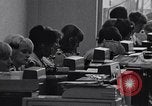 Immagine di Cancellieri processo cliente ordini telefonici in un grande ufficio di Chicago Chicago Illinois USA, 1965, secondo 21 filmato di repertorio 65675036792