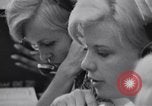 Immagine di Cancellieri processo cliente ordini telefonici in un grande ufficio di Chicago Chicago Illinois USA, 1965, secondo 22 filmato di repertorio 65675036792