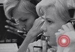 Immagine di Cancellieri processo cliente ordini telefonici in un grande ufficio di Chicago Chicago Illinois USA, 1965, secondo 23 filmato di repertorio 65675036792