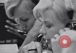 Immagine di Cancellieri processo cliente ordini telefonici in un grande ufficio di Chicago Chicago Illinois USA, 1965, secondo 24 filmato di repertorio 65675036792