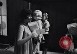 Immagine di Dux mobili e artwork store in Chicago Chicago Illinois USA, 1965, secondo 5 filmato di repertorio 65675036793