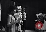 Immagine di Dux mobili e artwork store in Chicago Chicago Illinois USA, 1965, secondo 6 filmato di repertorio 65675036793