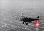 Immagine di Mildred Unger danze sull ala di aereo in volo United States USA, 1937, secondo 1 filmato di repertorio 65675036811