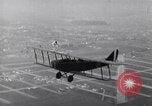 Immagine di Mildred Unger danze sull ala di aereo in volo United States USA, 1937, secondo 3 filmato di repertorio 65675036811