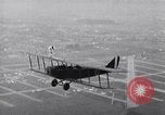 Immagine di Mildred Unger danze sull ala di aereo in volo United States USA, 1937, secondo 4 filmato di repertorio 65675036811