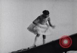 Immagine di Mildred Unger danze sull ala di aereo in volo United States USA, 1937, secondo 5 filmato di repertorio 65675036811