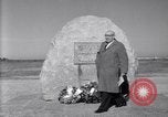 Standbild Wright Brothers Visitor Center Kitty Hawk North Carolina USA, 1960, aus Sekunde 53 historischem Filmmaterial Videoclip 65675036853