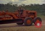 Standbild Luftbrücke der Straßenbau Ausrüstungen Chiloya Peru, 1966, aus Sekunde 42 historischem Filmmaterial Videoclip 65675036909