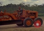 Standbild Luftbrücke der Straßenbau Ausrüstungen Chiloya Peru, 1966, aus Sekunde 43 historischem Filmmaterial Videoclip 65675036909