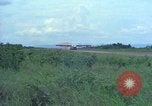 Standbild Luftbrücke der Straßenbau Ausrüstungen Chiloya Peru, 1966, aus Sekunde 6 historischem Filmmaterial Videoclip 65675036911