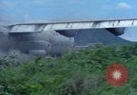 Standbild Luftbrücke der Straßenbau Ausrüstungen Chiloya Peru, 1966, aus Sekunde 14 historischem Filmmaterial Videoclip 65675036911