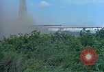 Standbild Luftbrücke der Straßenbau Ausrüstungen Chiloya Peru, 1966, aus Sekunde 15 historischem Filmmaterial Videoclip 65675036911