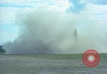 Standbild Luftbrücke Road Construction Equipment Chiloya Peru, 1966, aus Sekunde 29 historischem Filmmaterial Videoclip 65675036912