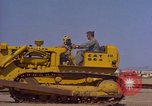 Image Andes Airlift de matériel de construction Chiloya Pérou, 1966, de la seconde 15 séquences d'archives historiques vidéo 65675036921