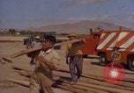 Image Andes Airlift de matériel de construction Chiloya Pérou, 1966, de la seconde 48 séquences d'archives historiques vidéo 65675036921