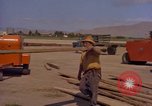Image Andes Airlift de matériel de construction Chiloya Pérou, 1966, de la seconde 50 séquences d'archives historiques vidéo 65675036921