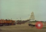 Image Andes Airlift de matériel de construction Chiloya Pérou, 1966, de la seconde 8 séquences d'archives historiques vidéo 65675036922