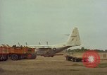 Image Andes Airlift de matériel de construction Chiloya Pérou, 1966, de la seconde 9 séquences d'archives historiques vidéo 65675036922