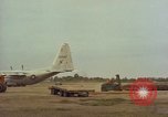 Image Andes Airlift de matériel de construction Chiloya Pérou, 1966, de la seconde 17 séquences d'archives historiques vidéo 65675036922