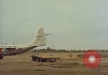Image Andes Airlift de matériel de construction Chiloya Pérou, 1966, de la seconde 21 séquences d'archives historiques vidéo 65675036922