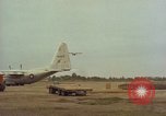 Image Andes Airlift de matériel de construction Chiloya Pérou, 1966, de la seconde 22 séquences d'archives historiques vidéo 65675036922