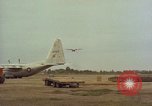 Image Andes Airlift de matériel de construction Chiloya Pérou, 1966, de la seconde 24 séquences d'archives historiques vidéo 65675036922