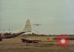 Image Andes Airlift de matériel de construction Chiloya Pérou, 1966, de la seconde 25 séquences d'archives historiques vidéo 65675036922