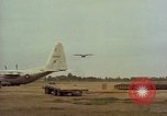 Image Andes Airlift de matériel de construction Chiloya Pérou, 1966, de la seconde 26 séquences d'archives historiques vidéo 65675036922